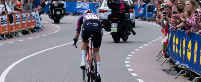 Ciclista eficiente pedaleando entre la multitud