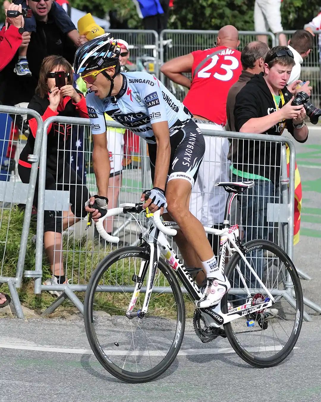 ciclista eficiente profesional pedaleando de pie