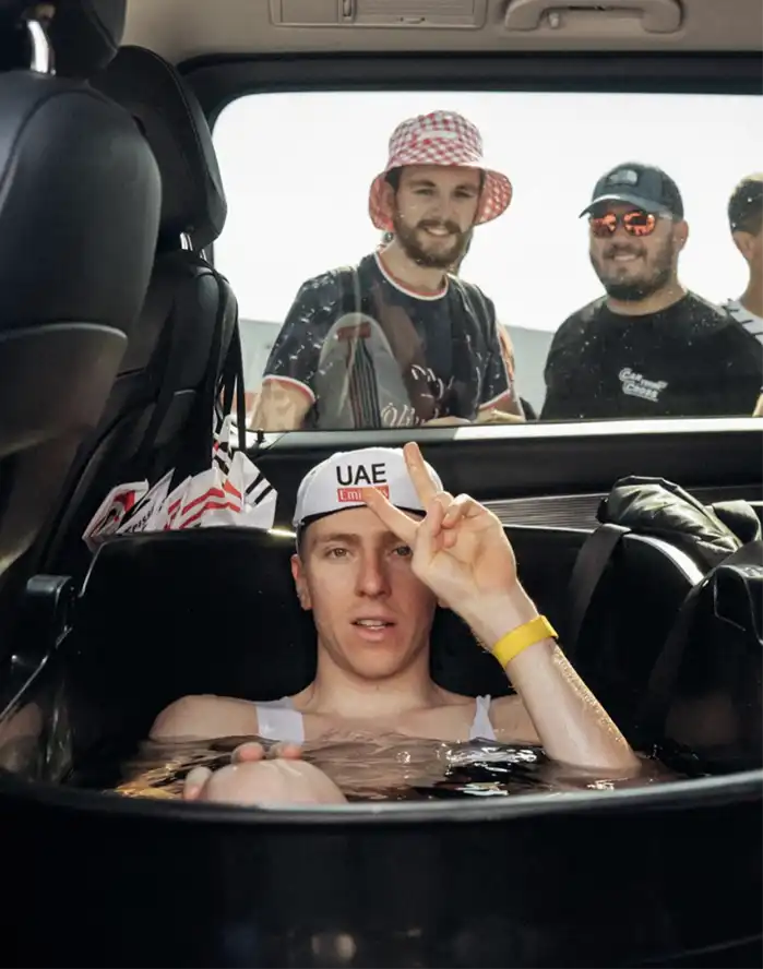 ciclista-agua-fria Ciclista tomando un baño de agua fría para rebajar el calor corporal