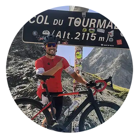 ciclista en la cumbre de una montaña tras un entrenamiento