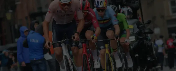 Ciclistas profesionales compitiendo y moviendo vatios