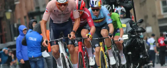 Ciclistas profesionales compitiendo y moviendo vatios