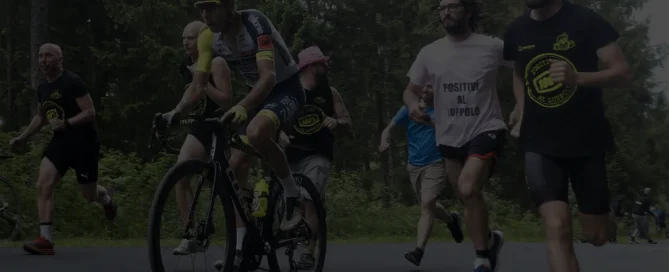 Ciclista compitiendo con medidor de potencia