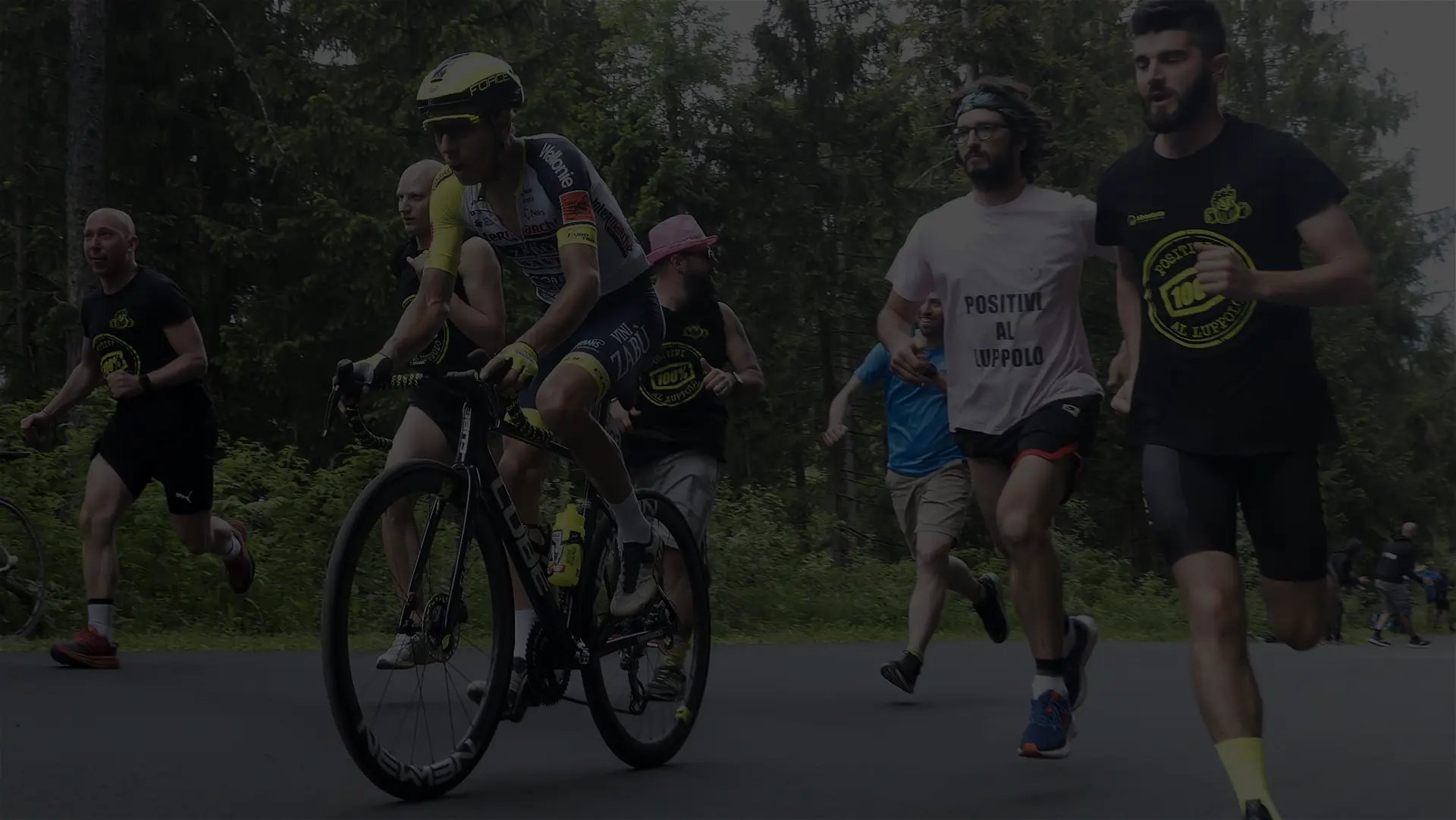 Ciclista compitiendo con medidor de potencia