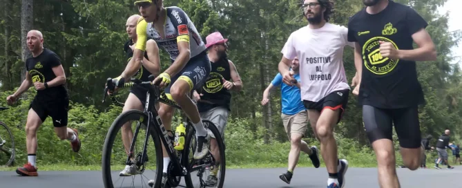 Ciclista compitiendo en una gran vuelta con su potenciometro