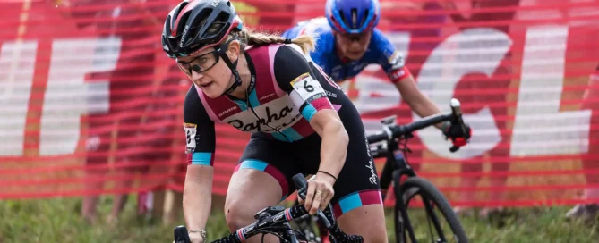 Ciclista mujer entrenando por potencia